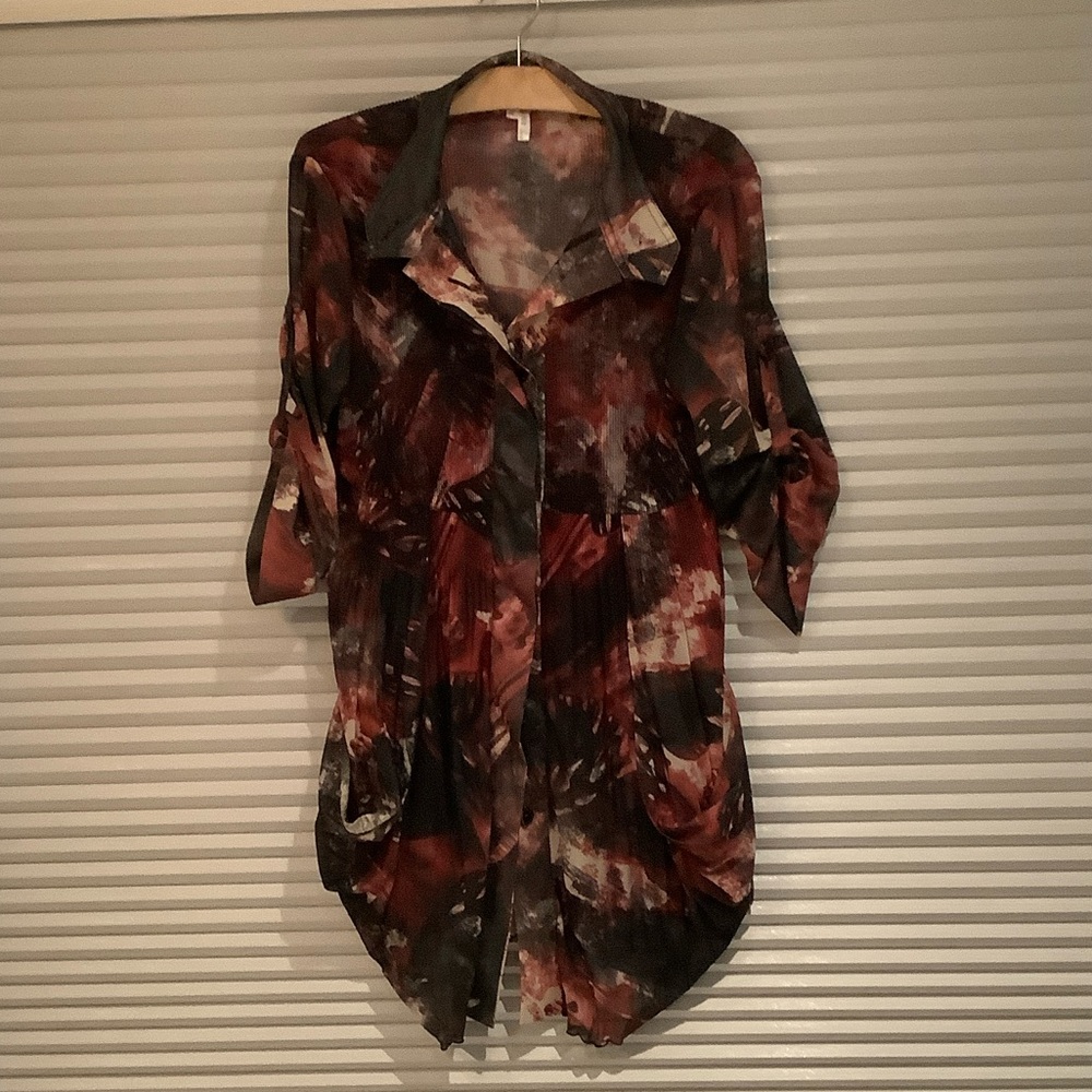 Elegant Women's Button-Down Shirt in Red and Black